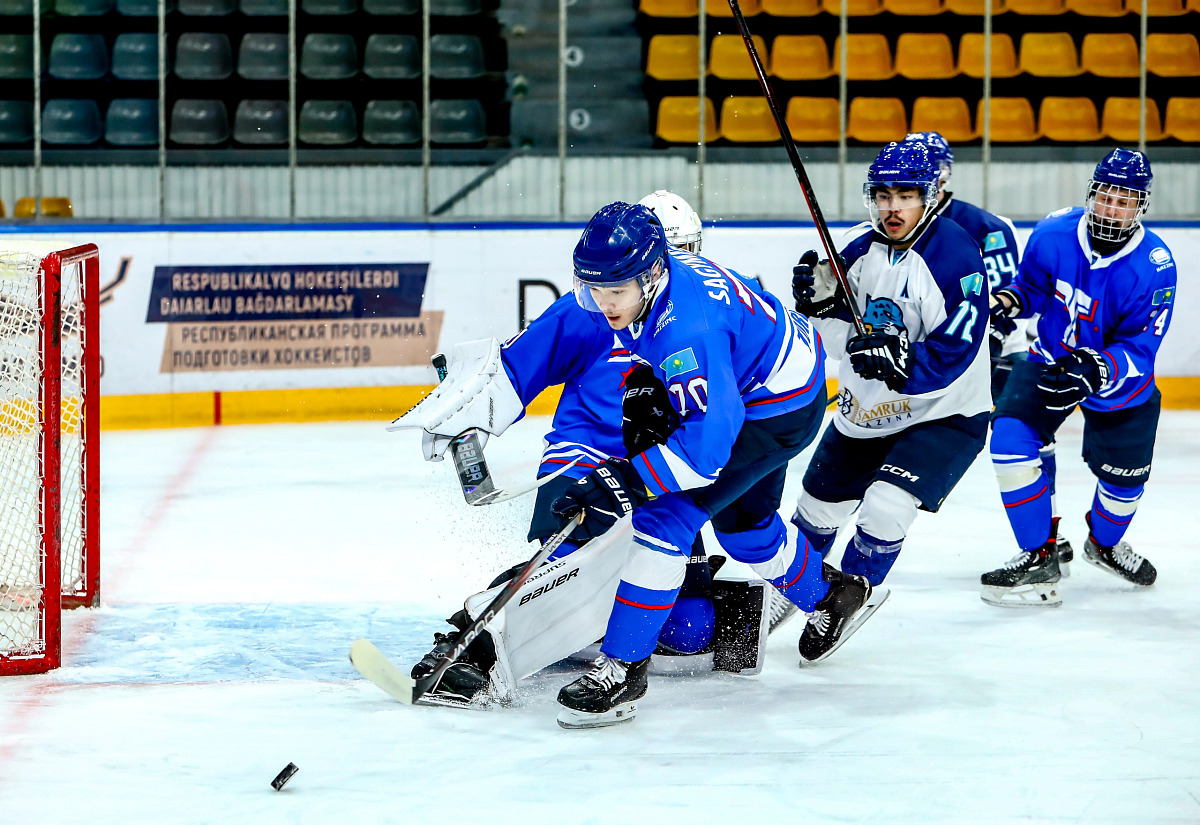 Ретро минет порно жинақтары Бастық оның қарамағындағы қызметкерін видеоға түсіреді.