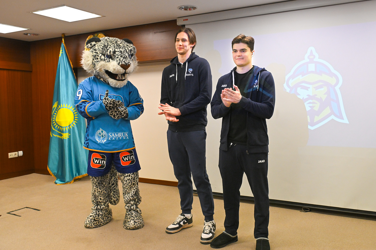 Номад ойыншылары балаларды оңалту орталығына барып келді